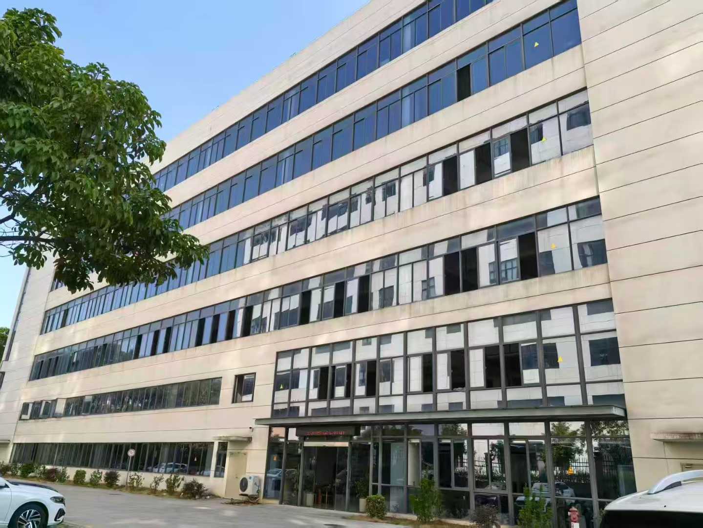 معلومات عنا